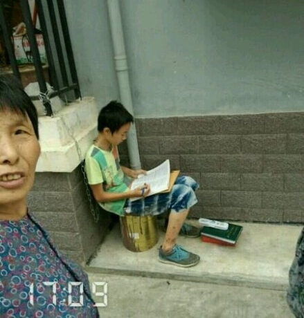 13岁少年被铁链拴住