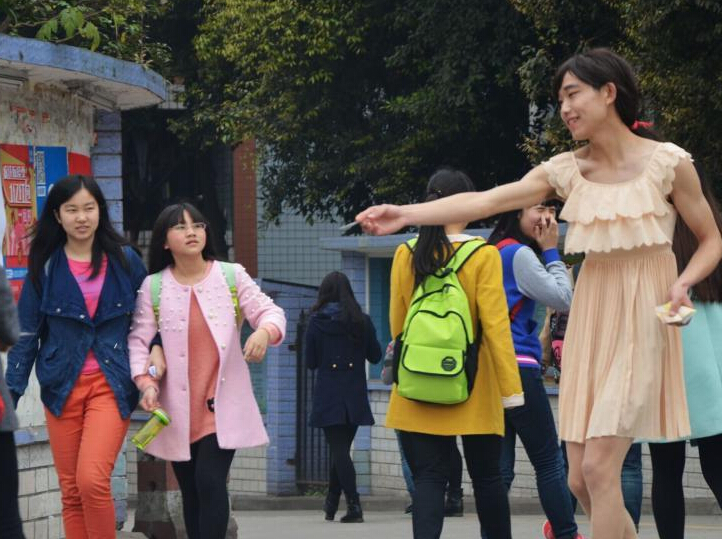 四川泸州医学院男大学生扮女装卖卫生巾